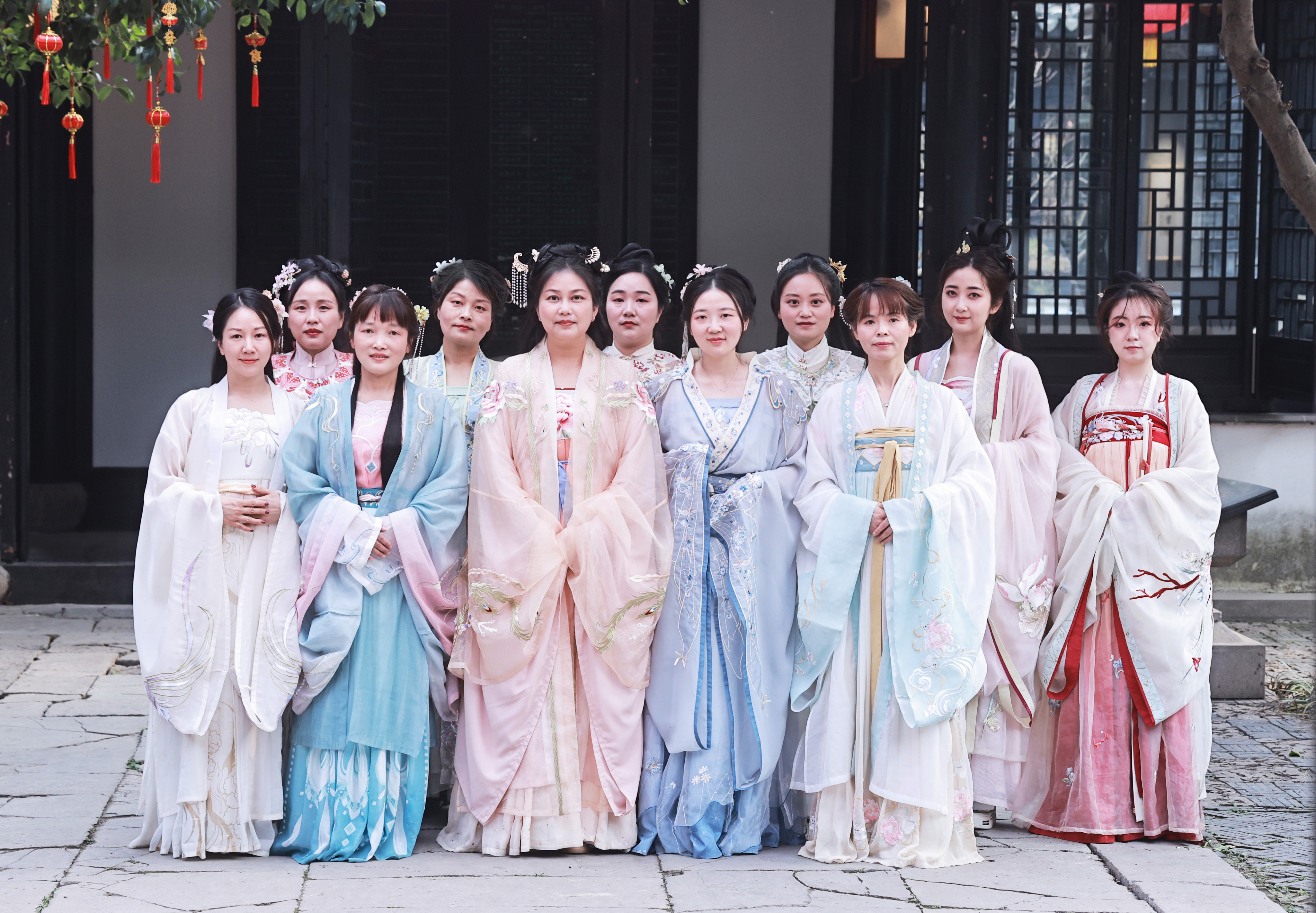 三八婦女節(jié)丨漢服游園，書香拾趣，致敬奮斗的妳！